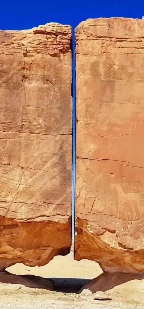 صورة مقربة للانشقاق الدقيق والمستقيم في صخرة النصلة.