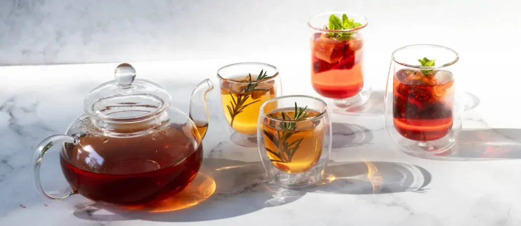 أكواب زجاجية تعرض أنواع الشاي المختلفة