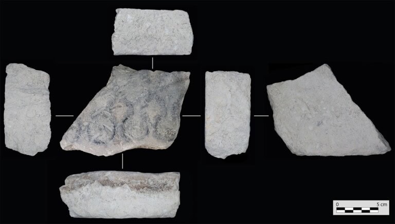 أول قالب حجري