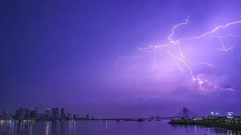 العوامل التي تساعد على تكوّن البرق