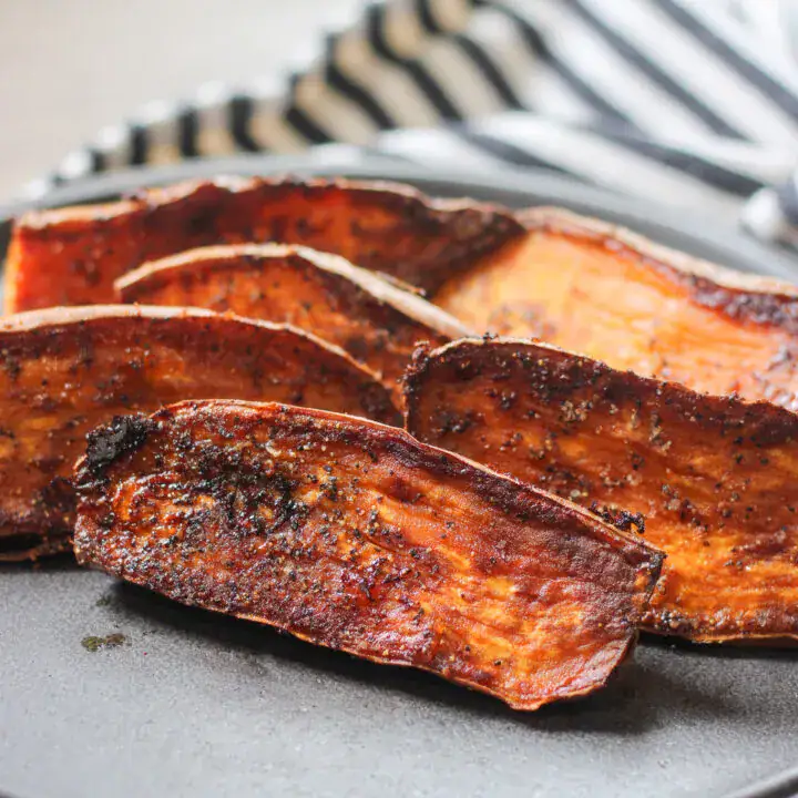 بطاطا حلوة مشوية ومقطوعة إلى نصفين