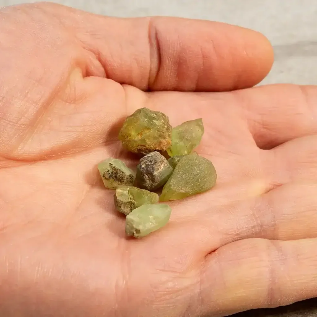 بلورات الزبرجد الخام