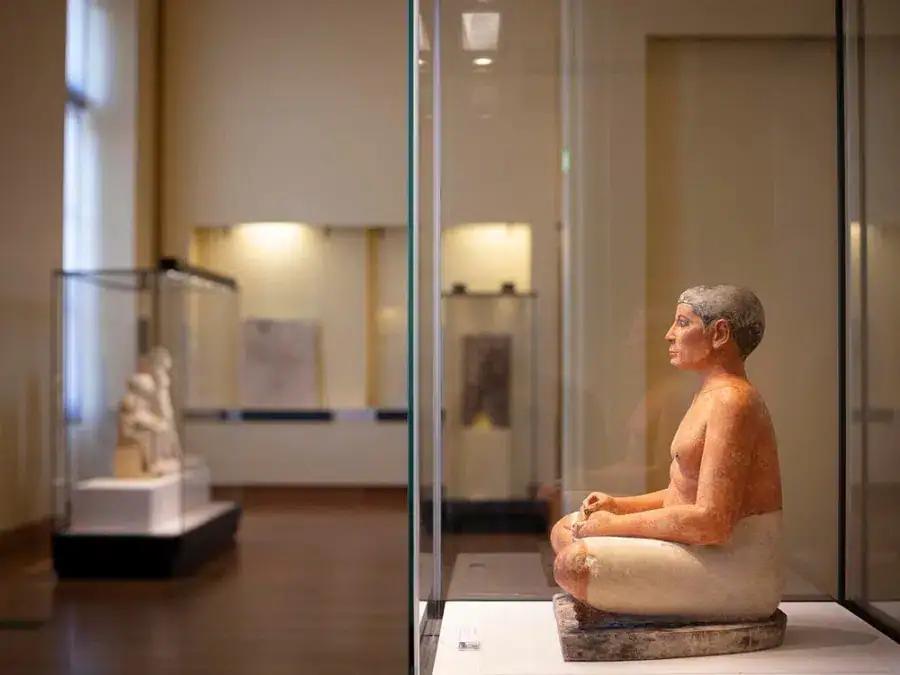 تمثال الكاتب الجالس في متحف اللوفر