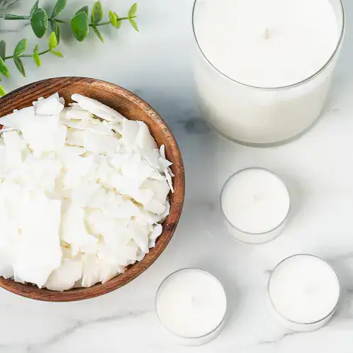 ثلاثة أوعية تحتوي على رقائق من شمع الصويا، شمع العسل، وشمع جوز الهند