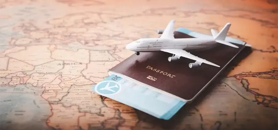 جواز سفر وتذاكر طيران موضوعة على خريطة