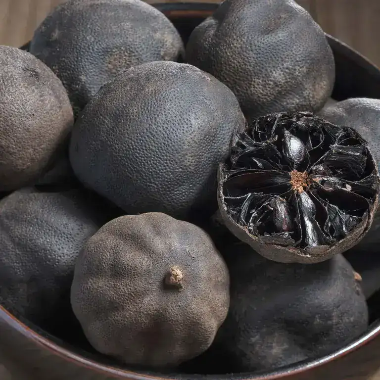 حبات اللومي الأسود الكاملة والمطحونة