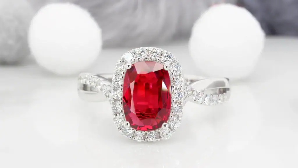 خاتم فاخر مرصع بياقوتة دم الحمام