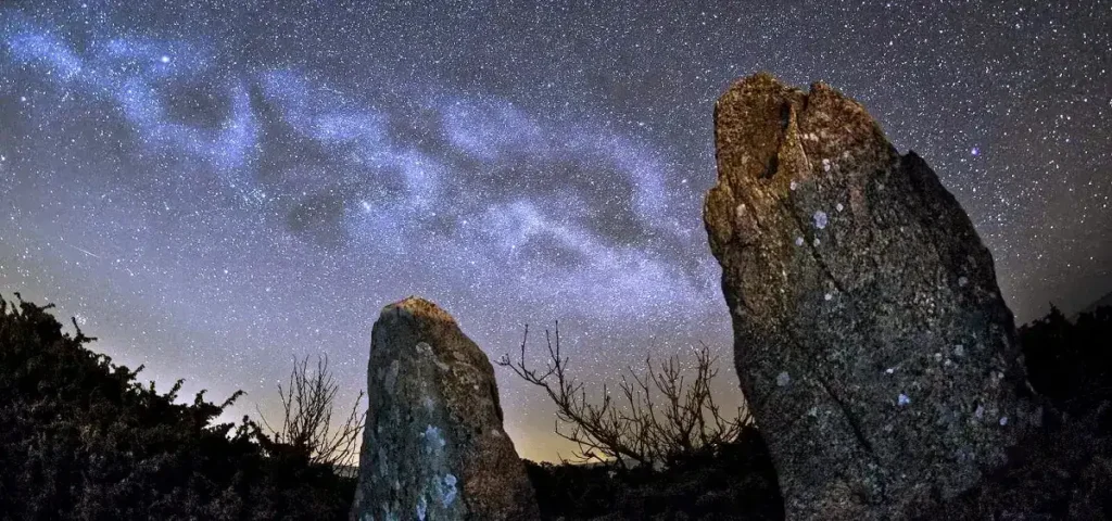 سماء ليلية صافية مليئة بالنجوم المتلألئة.