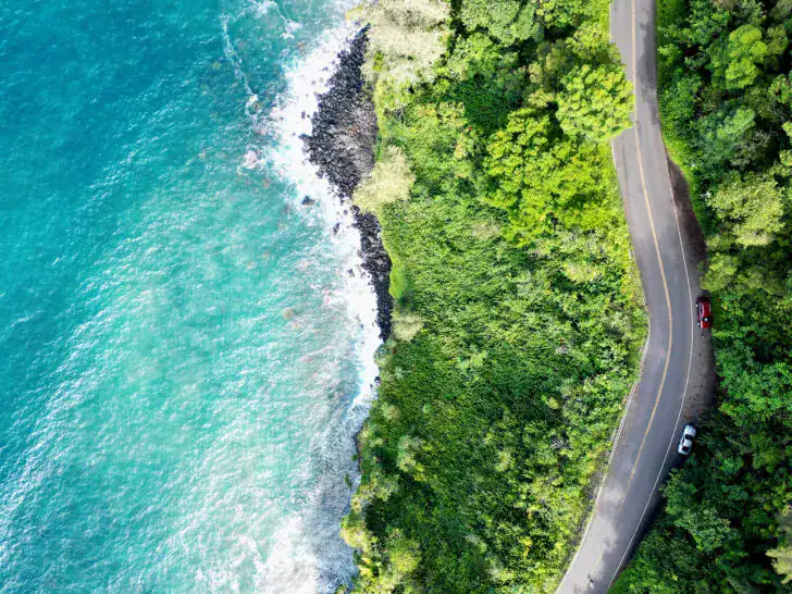 صورة جوية مذهلة التقطتها طائرة درون لشاطئ وجبال - الدرون في التصوير السياحي