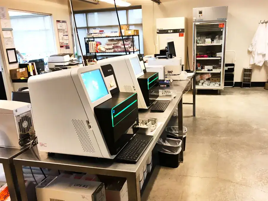 صورة لمختبر حديث تظهر فيه أجهزة تسلسل الحمض النووي