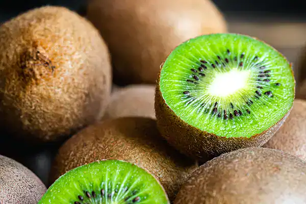 فوائد الكيوي لرفع المناعة وتحسين البشرة وتنشيط الجسم