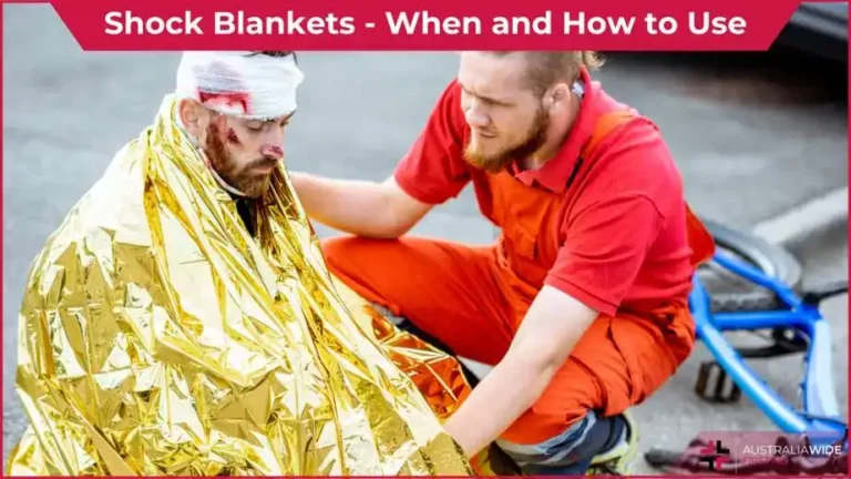 مسعف يغطي ناجيًا ببطانية حرارية
