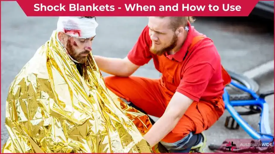 مسعف يغطي ناجيًا ببطانية حرارية