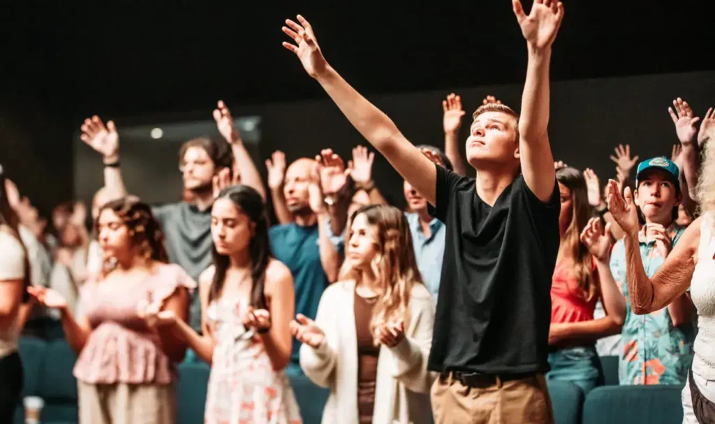 مصلون في كنيسة يوم الأحد