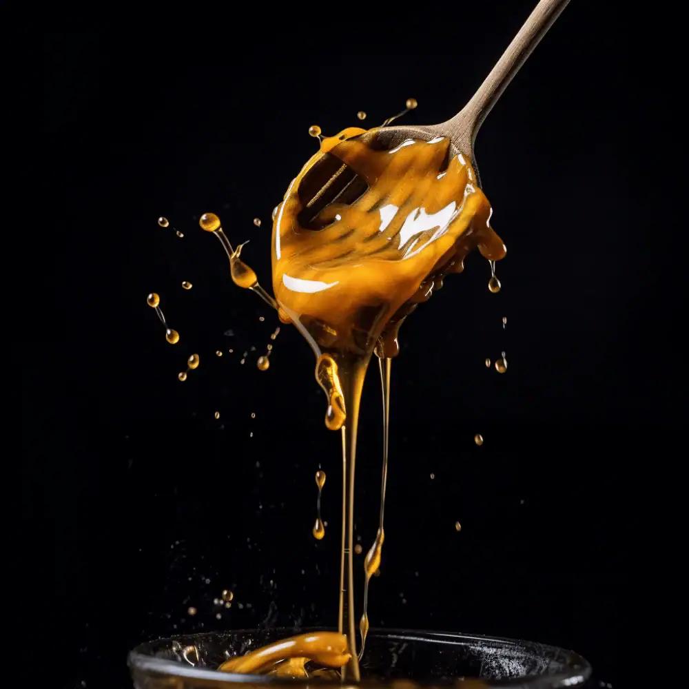 ملعقة خشبية مليئة بعسل المانوكا الذهبي