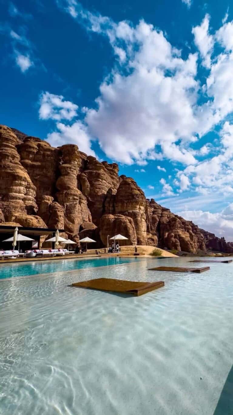 الفنادق في السعودية: بين الضيافة الفاخرة والهوية الثقافية