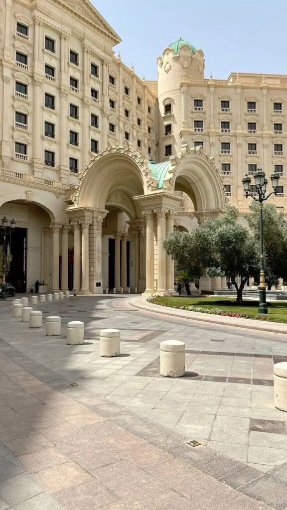 واجهة فندق الريتتز كارلتون في الرياض