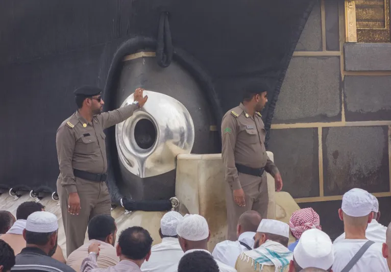 حجاج يطوفون حول الكعبة ويقتربون من الحجر الأسود