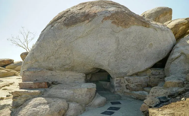 مدخل غار ثور الذي اختبأ فيه النبي ﷺ أثناء الهجرة