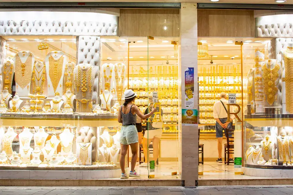 سوق ذهب مزدحم يعرض مجوهرات ذهبية لامعة