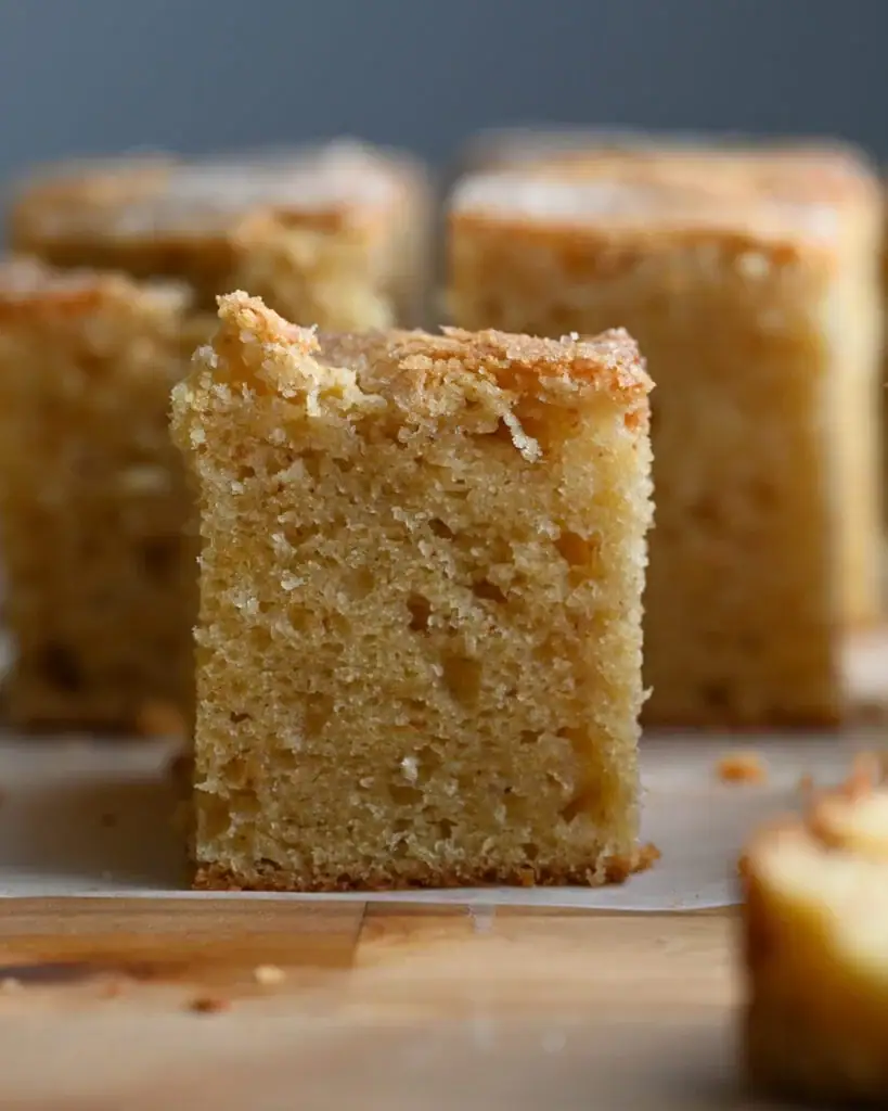 كعكة مصنوعة من السكر البني (رطبة وداكنة)