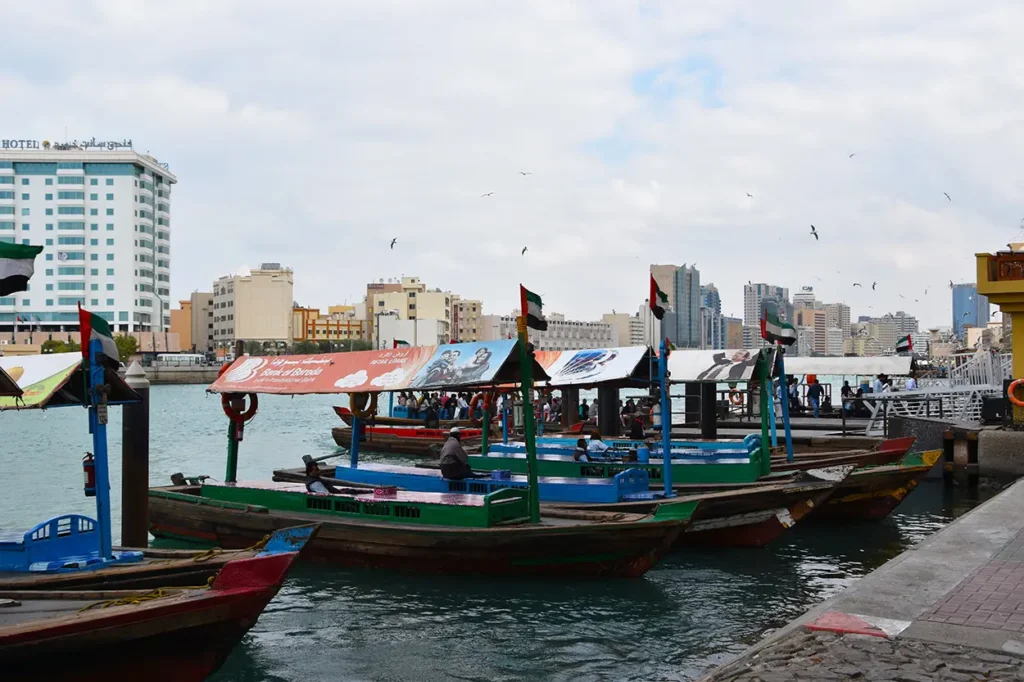 قوارب العبرة التقليدية تعبر خور دبي