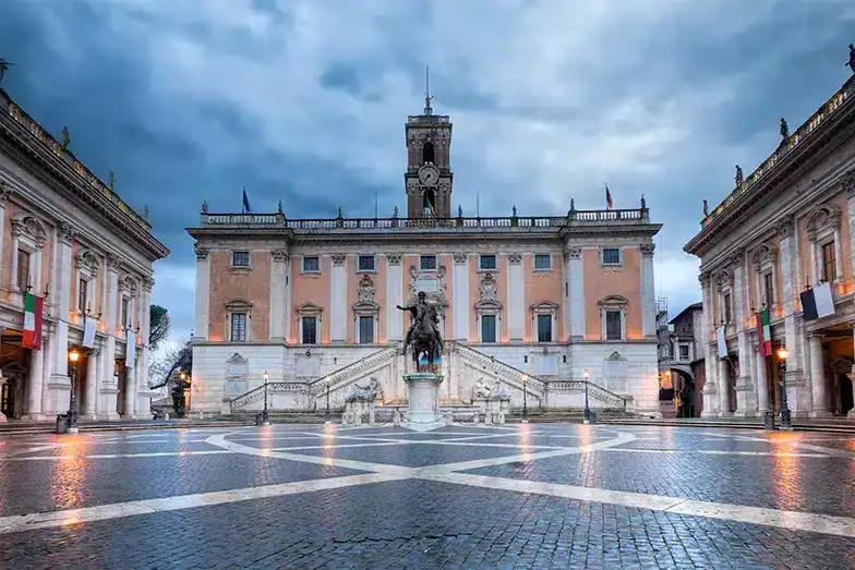 ساحة كامبيدوليو التي صممها مايكل أنجلو، والتي تؤدي إلى متاحف كابيتولين في روما