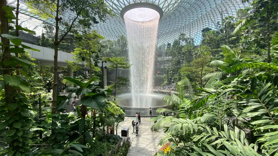 شلال جوهرة شانغي المذهل في مطار سنغافورة