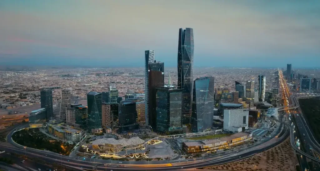 أفق مدينة الرياض الحديث ويظهر فيه مركز الملك عبد الله المالي (كافد)