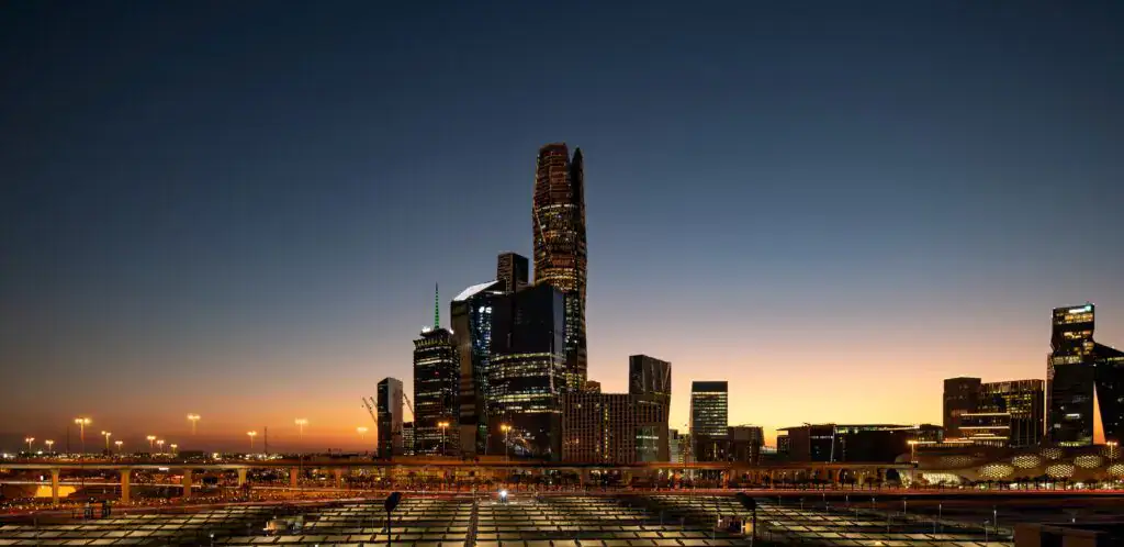 أفق مركز الملك عبد الله المالي في الرياض يمثل الوجه الحديث للسياحة في السعودية