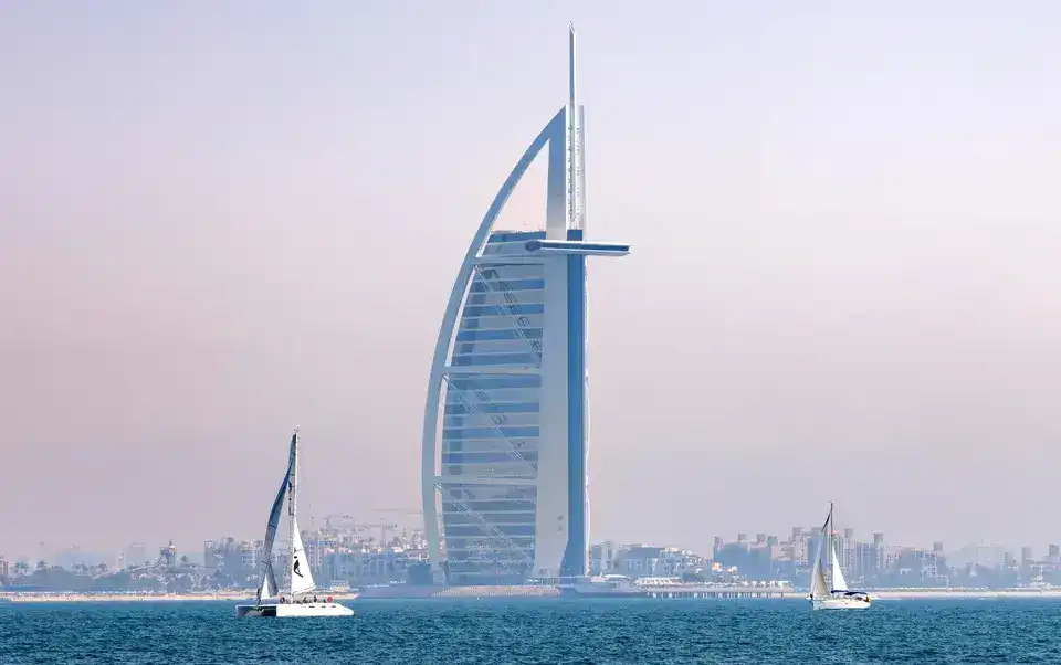 تصميم برج العرب مستوحى من شراع سفينة يعانق السماء