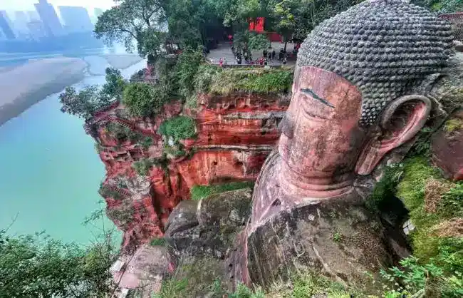 تمثال بوذا ليشان العملاق في الصين يرمز إلى التأمل والسلام