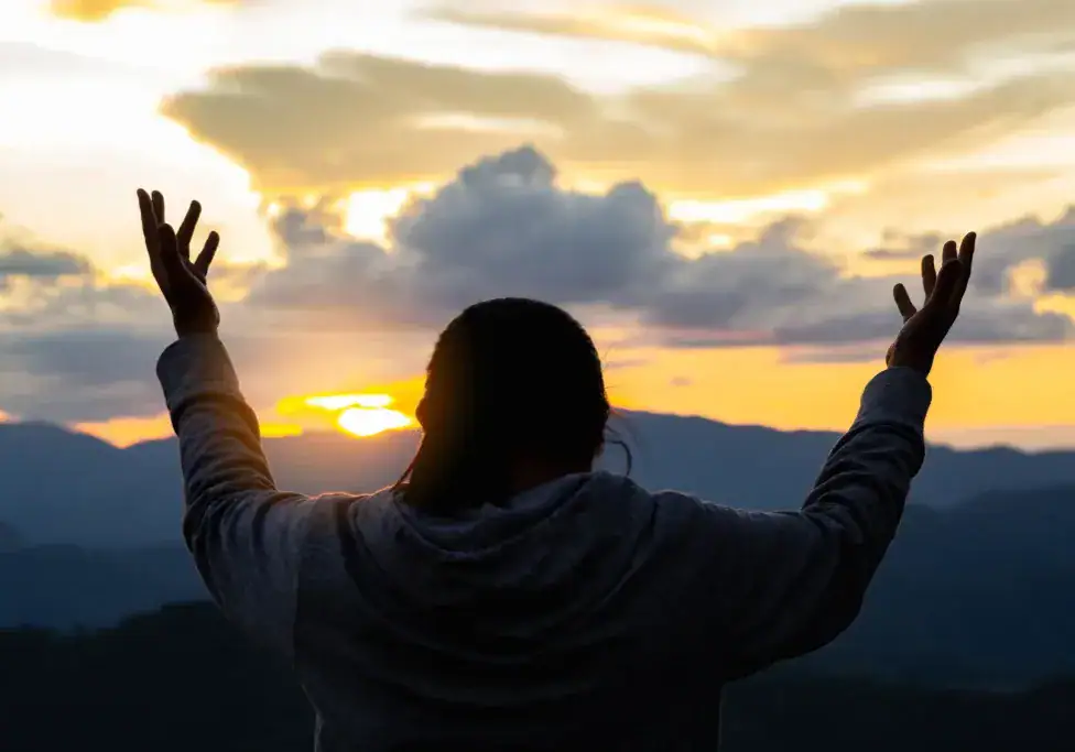 شخص يرفع يديه بالدعاء