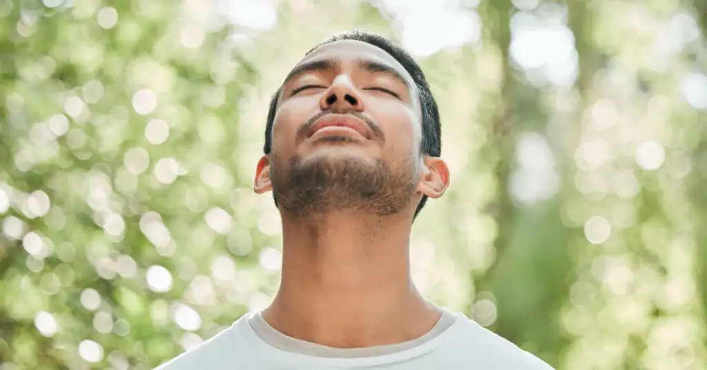 شخص يمارس التنفس العميق للاسترخاء وتهدئة القلق