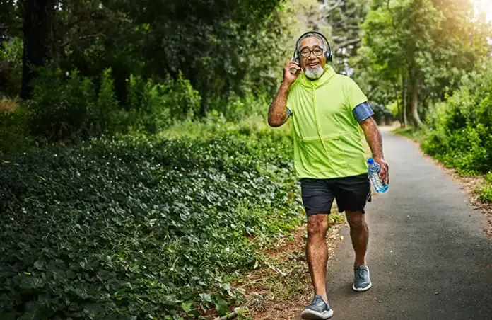 شخص يمارس رياضة المشي اليومية لتعزيز الصحة