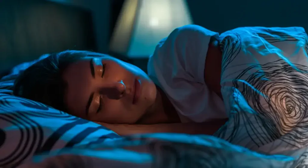 شخص ينام بعمق في غرفة مظلمة هادئة