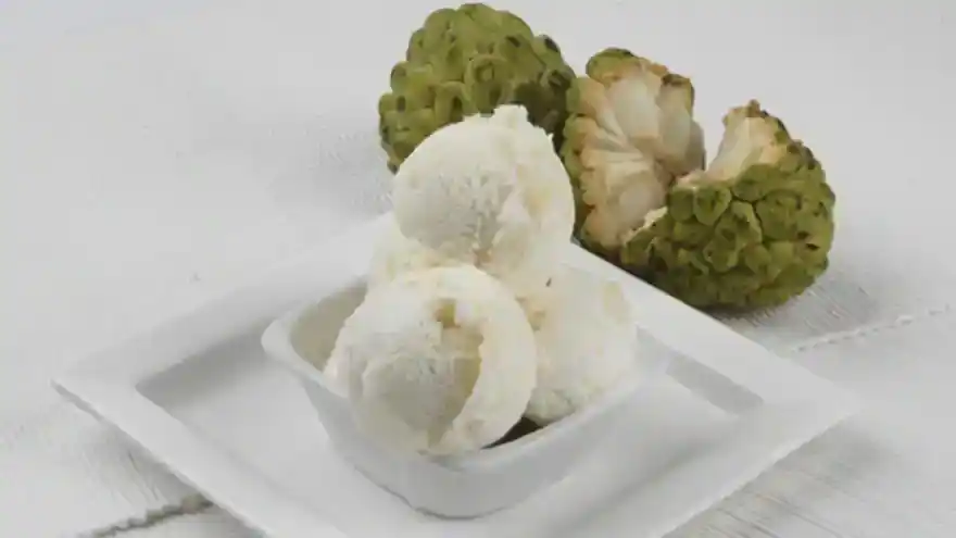 شرائح من فاكهة القشطة مقدمة في طبق أبيض