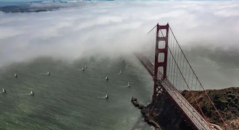 ضباب البحر الكثيف وهو يتدحرج فوق جسر البوابة الذهبية في سان فرانسيسكو