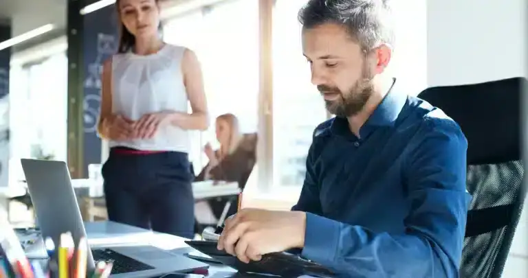 ضغوط العمل والإنجاز السريع وتأثيرها على الصحة النفسية