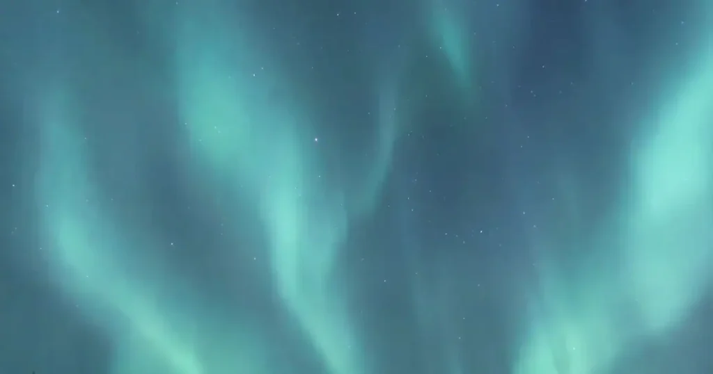 ظاهرة فلكية نادرة في السماء تُظهر ألوانًا وأضواء مذهلة