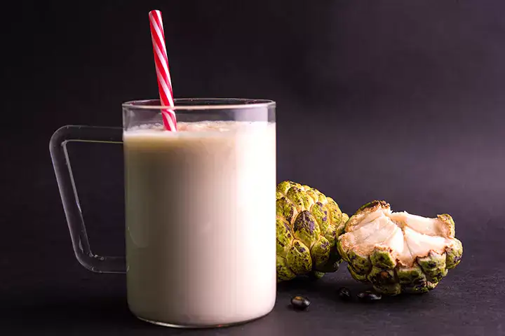 عصير سموذي صحي مصنوع من فاكهة القشطة