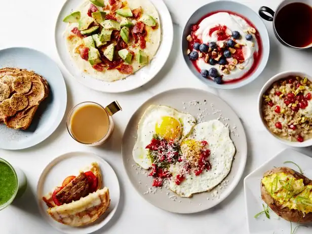 فطور صحي يحتوي على بروتين وألياف وفواكه طازجة