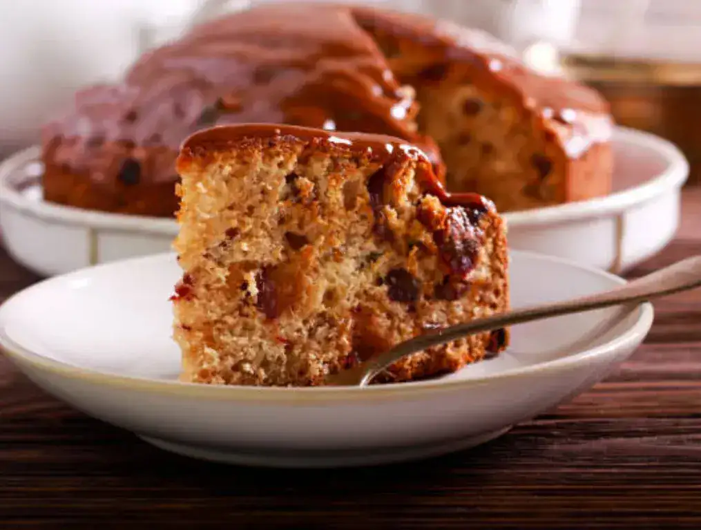 قطع التمر إلى خليط الكيك لتحضير وصفة صحية