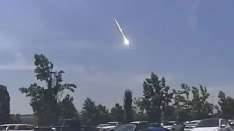 كرة نارية لامعة تشق السماء أثناء احتراق نيزك