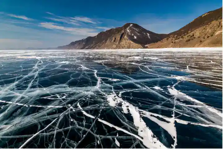 منظر طبيعي شاسع ومتجمد في سيبيريا، روسيا