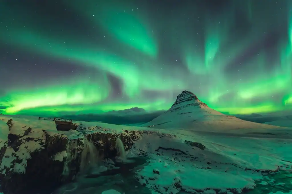 الشفق القطبي آيسلندا بين الثلوج والبراكين