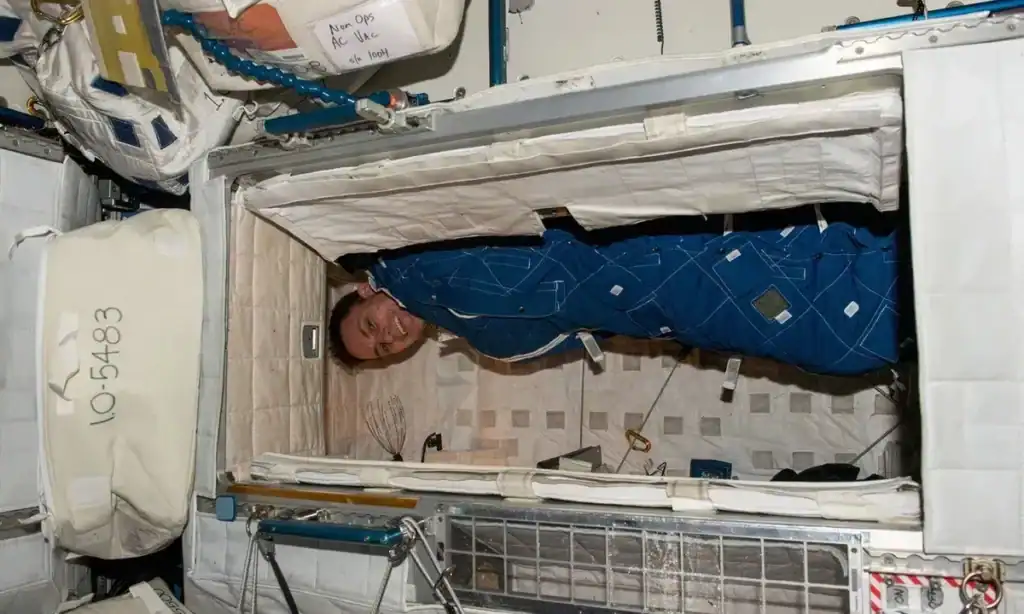 النوم في الفضاء