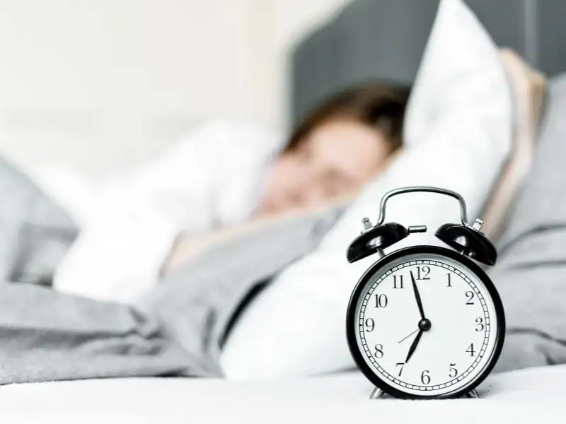 كيف تعمل الساعة البيولوجية في جسم الإنسان - حساب وقت النوم الصحي