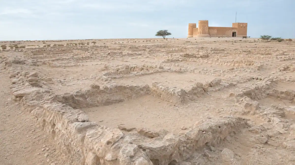 بقايا الأبنية الحجرية في موقع الزبارة الأثري وسط رمال قطر
