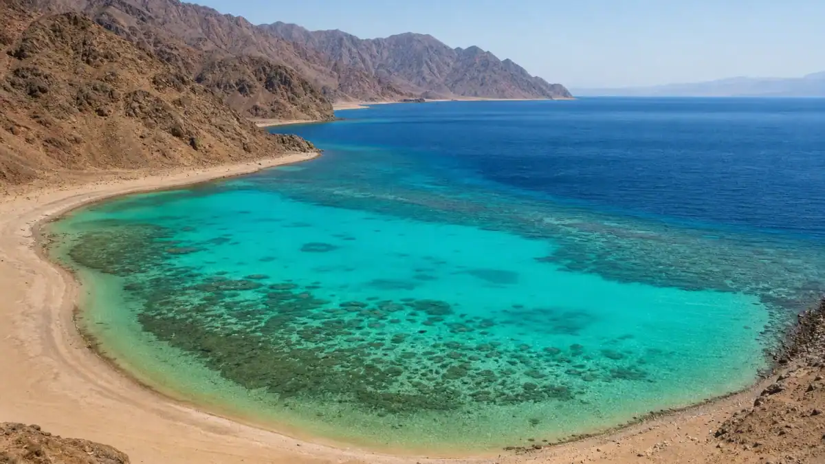 مياه فيروزية صافية عند اللاجون الأزرق في محمية أبو جالوم